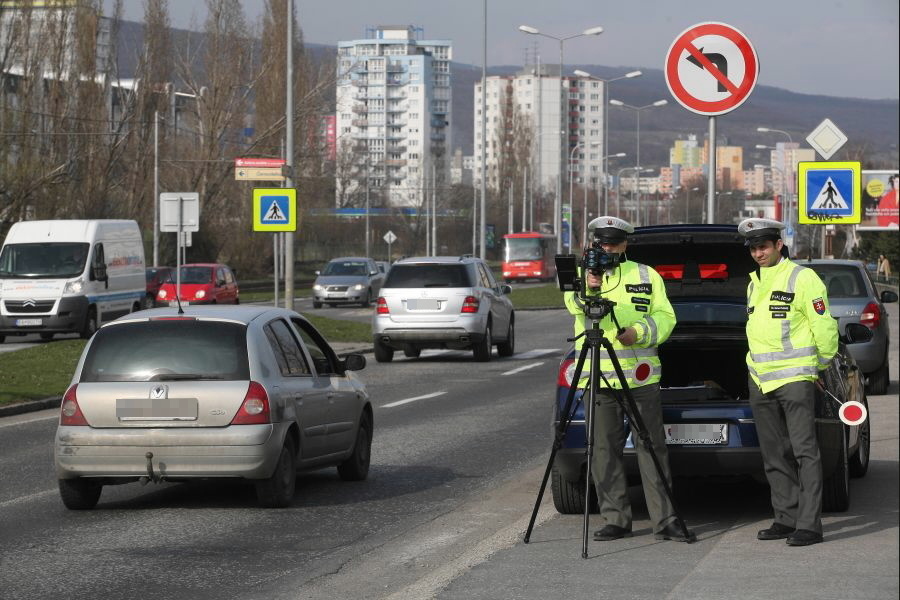 Policajti za hodinu prichytili