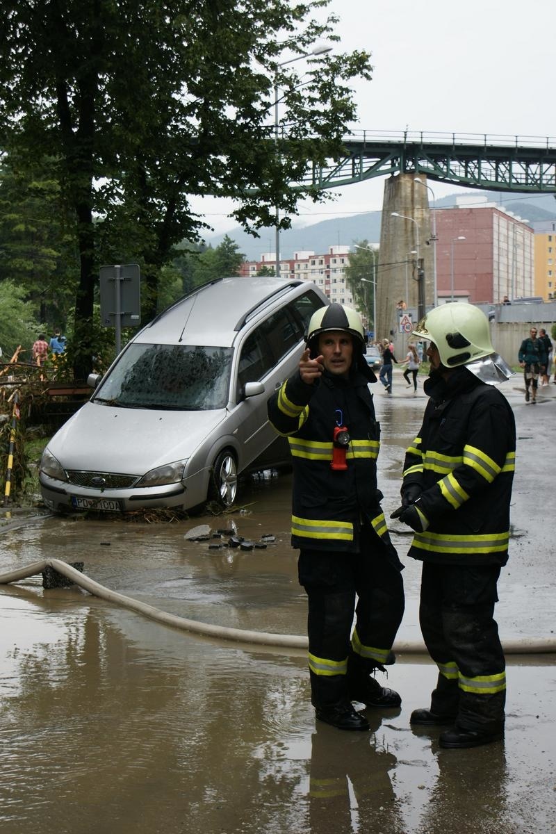 Hasiči v Handlovej pomáhali