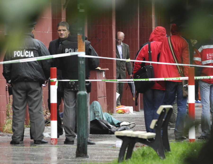Bratislava zažila masaker. V Devínskej Novej Vsi strieľal šialenec hlava-nehlava.