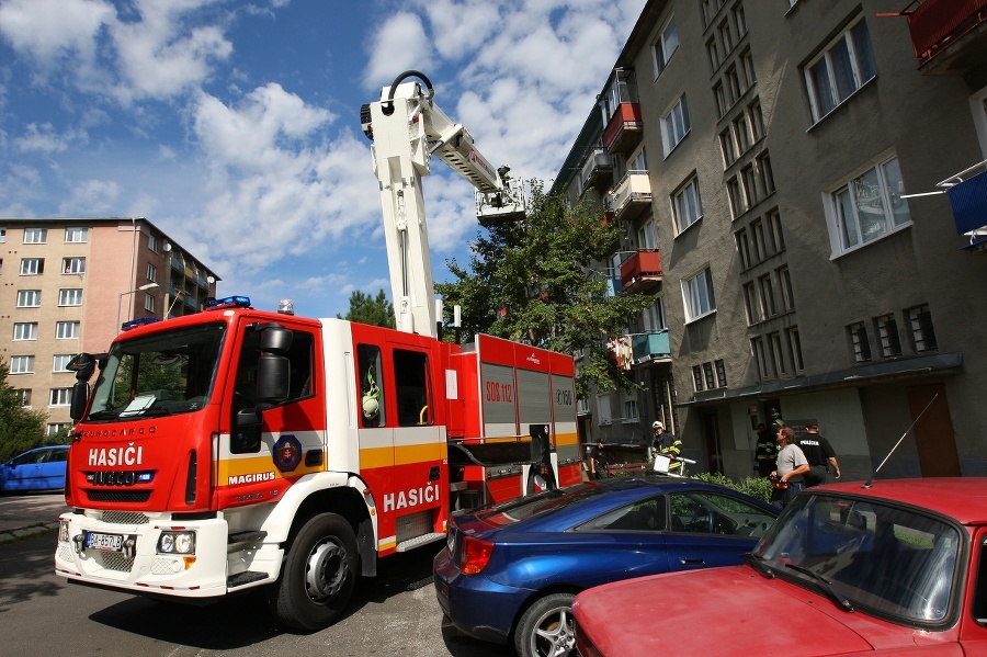 zachraňovali babku na balkóne