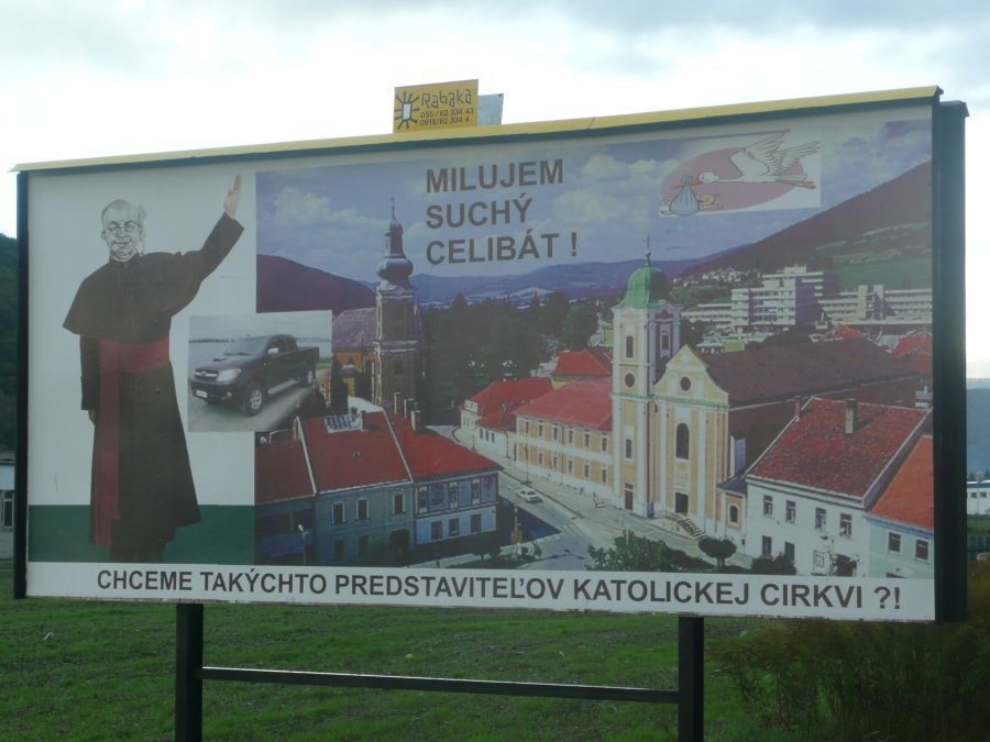 Bilbord pri Rožňave útočí