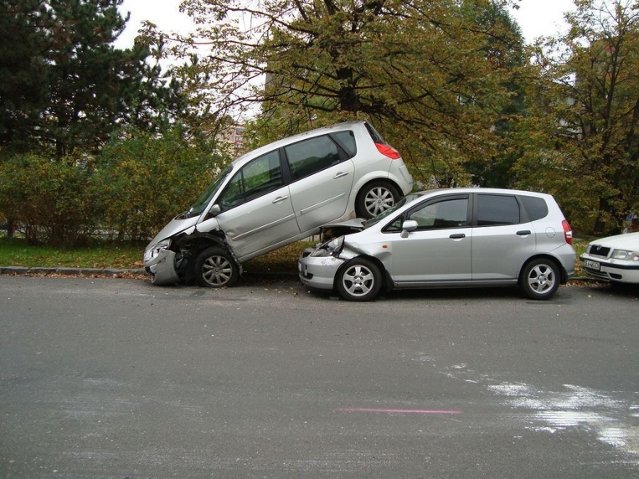 Auto zaparkovalo na streche