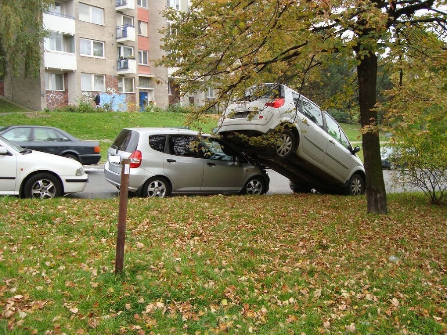 Auto zaparkovalo na streche