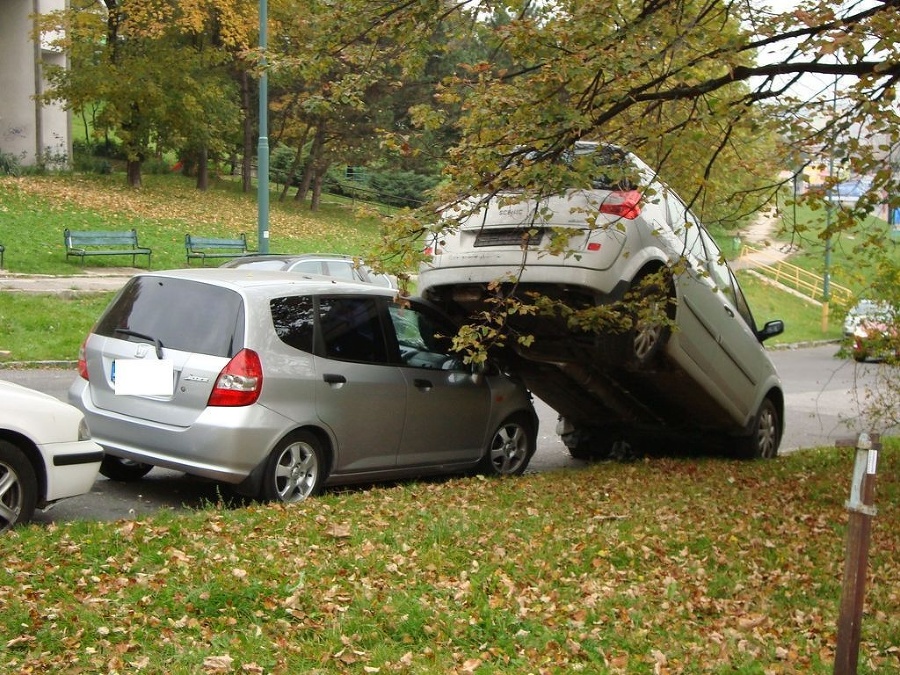 Auto zaparkovalo na streche