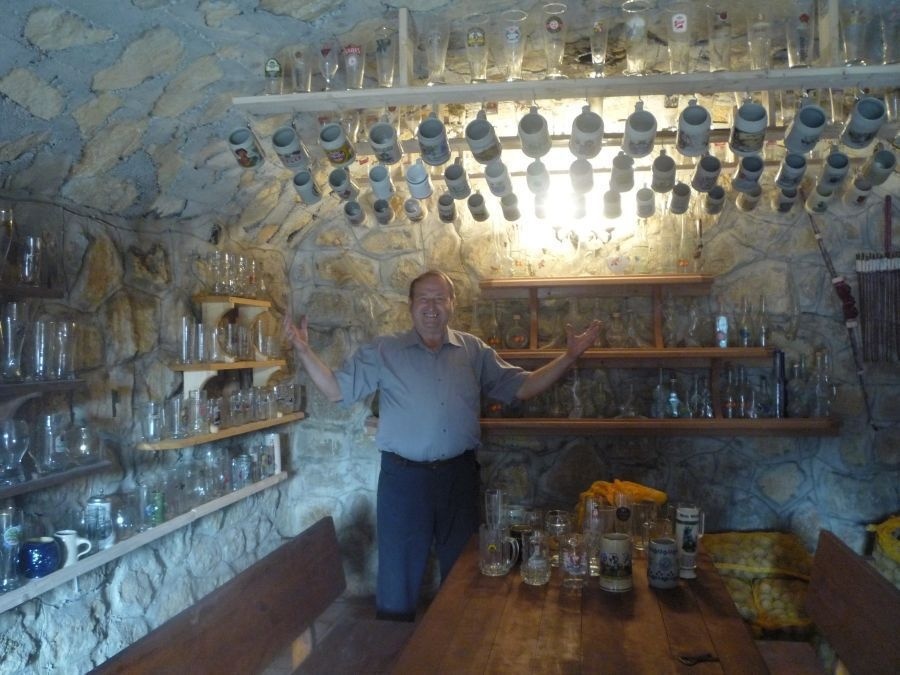 Jaroslav Liška so svojou zbierkou pivových pohárov.