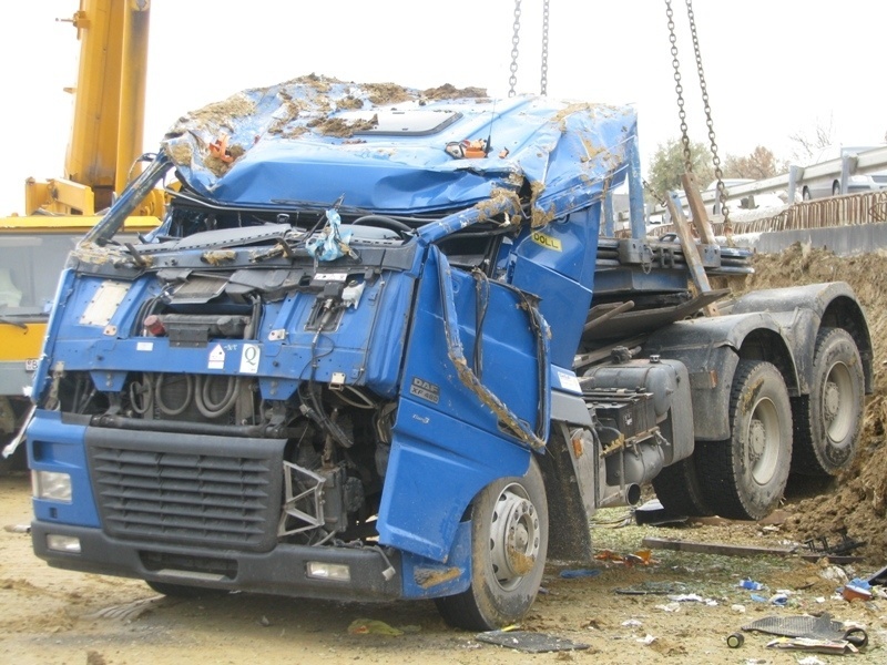 Vodič kamióna utrpel ľahké  zranenia, spolujazdca do nemocnice  transportoval vrtuľník.