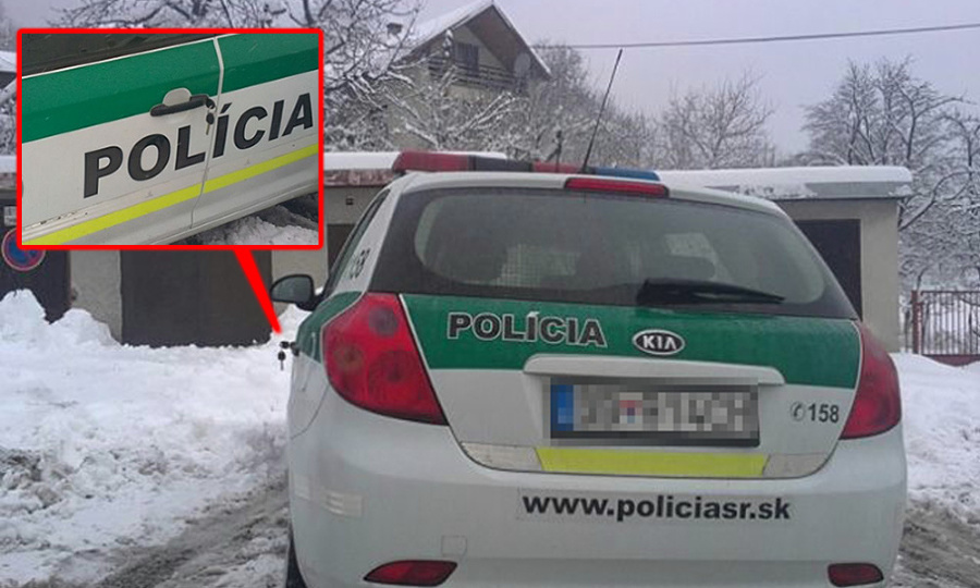 Policajti auto zaparkovali a