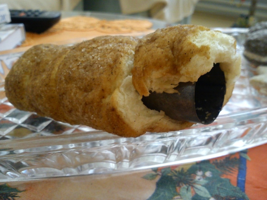 Trdelník s kovovou trubičkou. Dávajte si pozor na zuby!