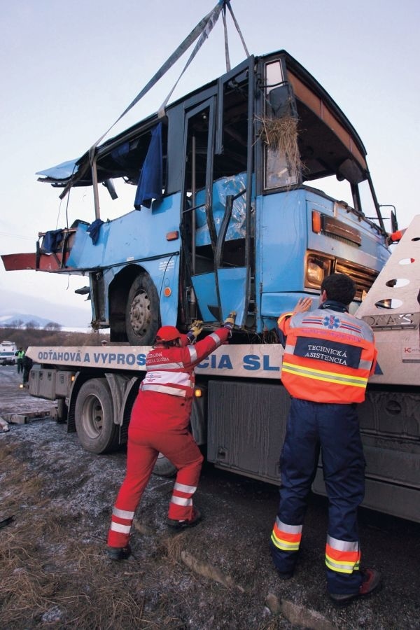 Cestujúci sediaci v strede