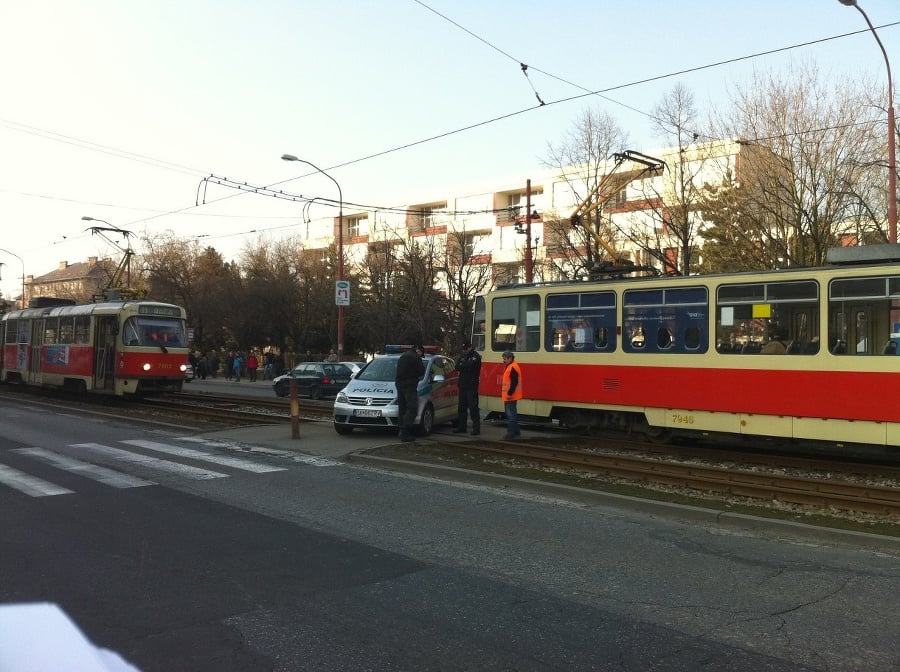 V Rači narazila električka