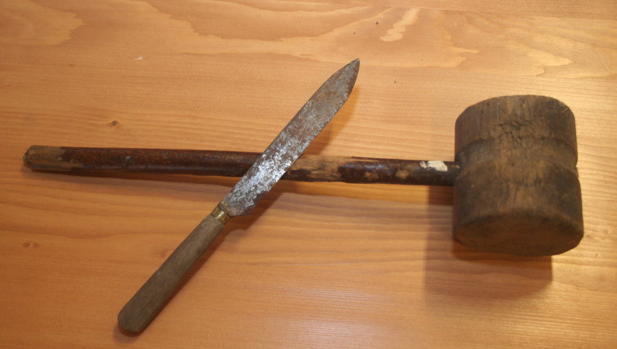 Vražedné kladivo i nôž