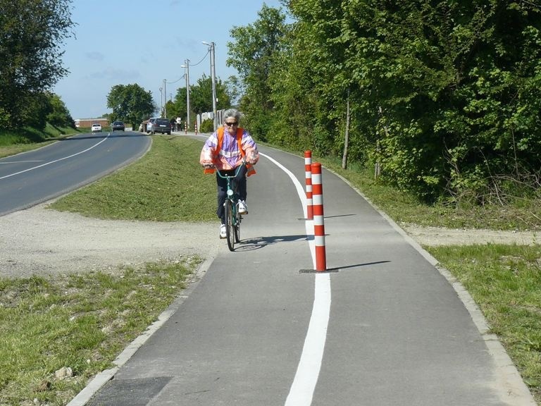 Novýc cyklistický chodník medzi