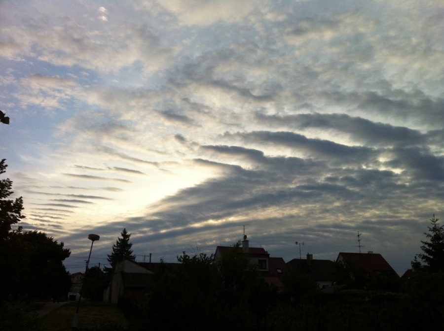 Rozfúkané baránky nad Šenkvicami.