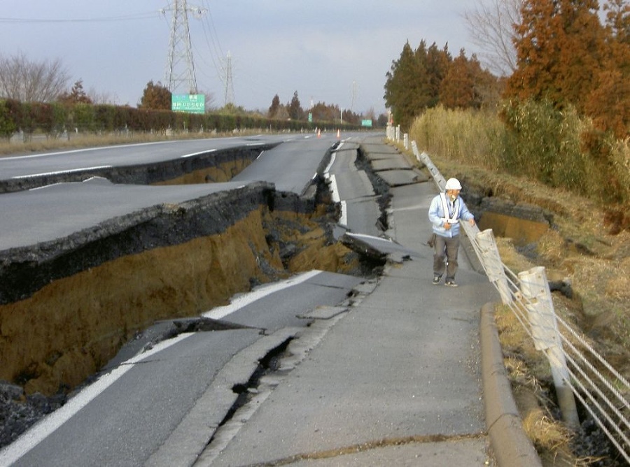 Takto zničilo cestu cunami.