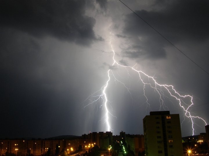 Vetvičky mohutného blesku osvietili