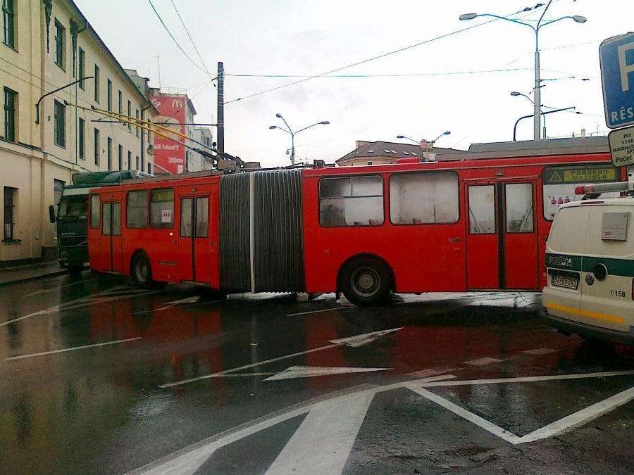 Odstavený kamión a trolejbus