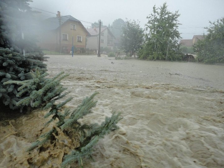 Následky ničivých záplav v