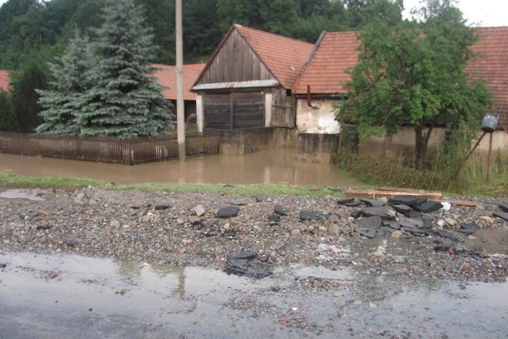 Následky ničivých záplav v