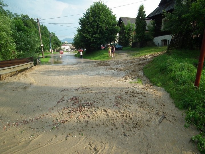 Následky ničivých záplav v