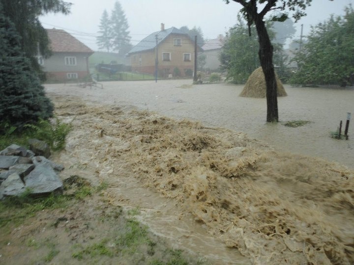 Následky ničivých záplav v