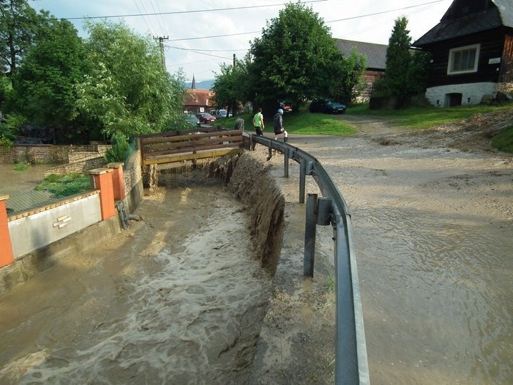 Následky ničivých záplav v