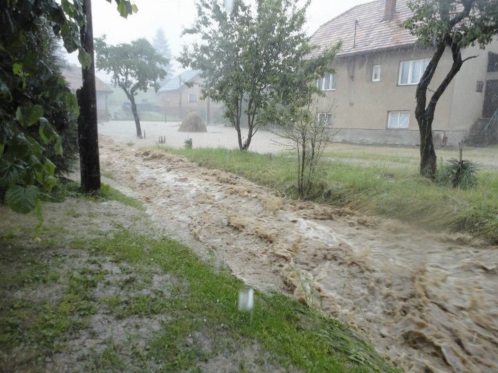 Následky ničivých záplav v