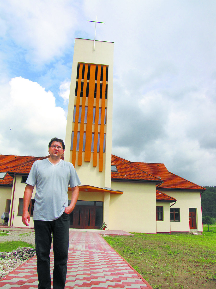Evanjelický farár Pavel Tomka (38) pred novým kostolom.