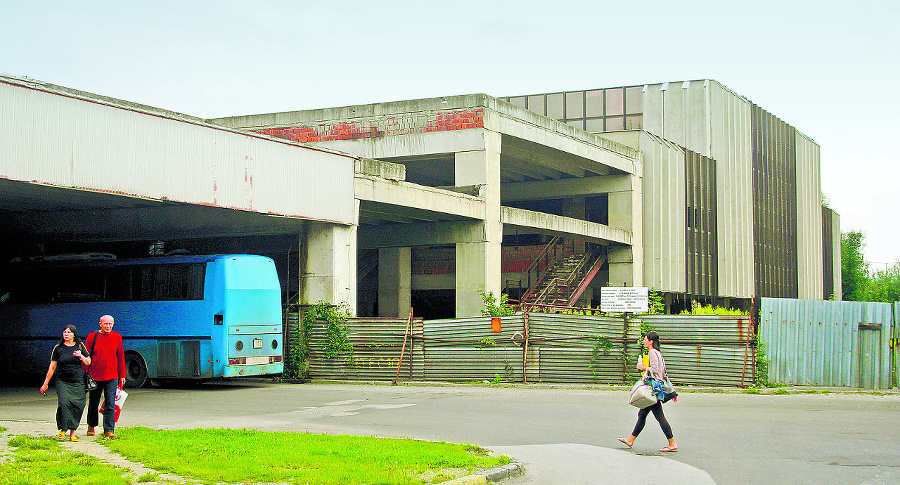 Rozostavaná budova autobusovej stanice