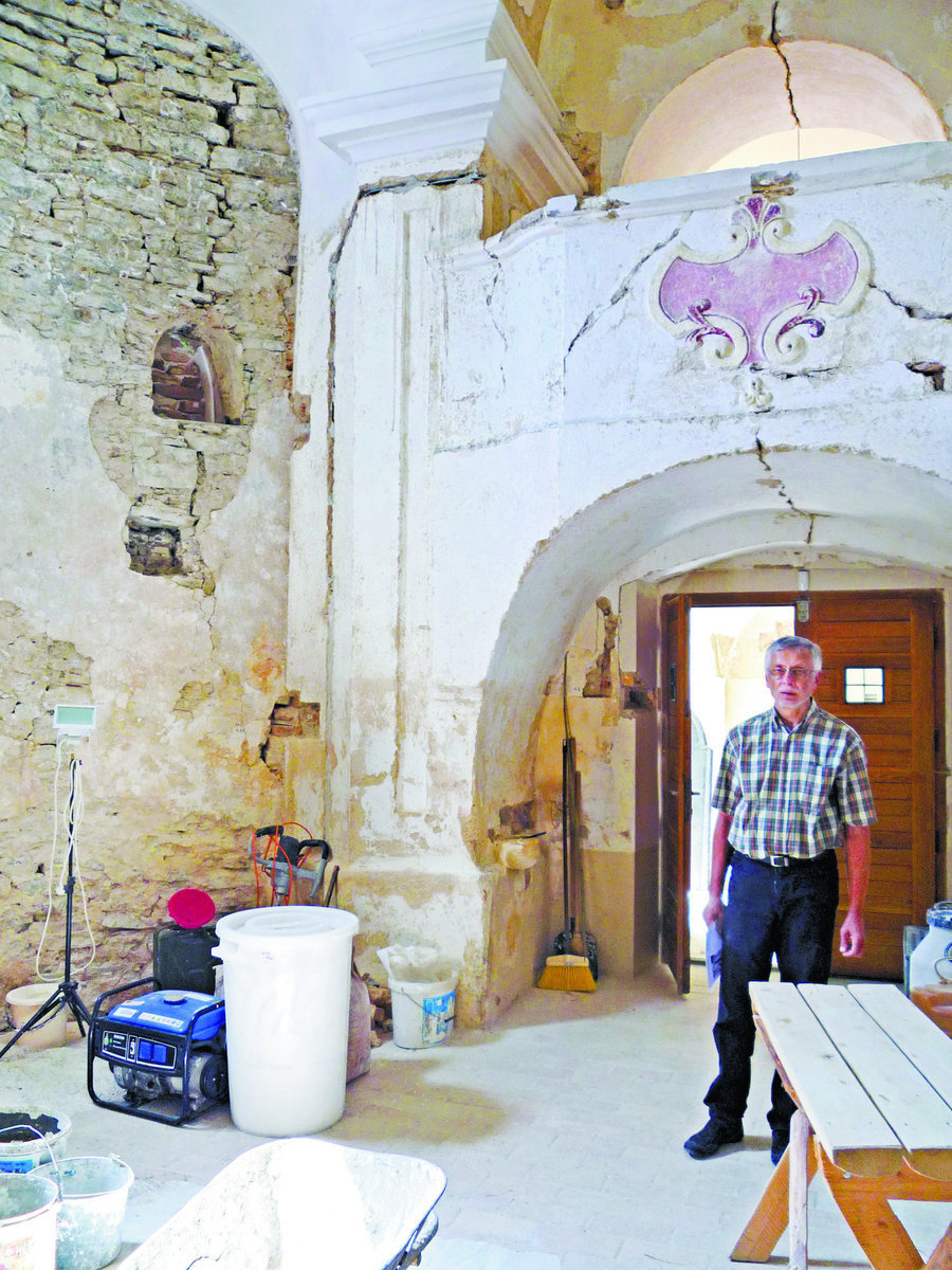 V rotunde sa našlo unikátne pôvodné predrománske okno, prezradil vedúci reštaurátorského tímu Jozef Dorica. 