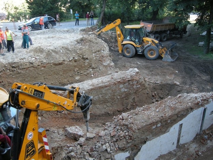 Búranie veľmi poškodeného barokového