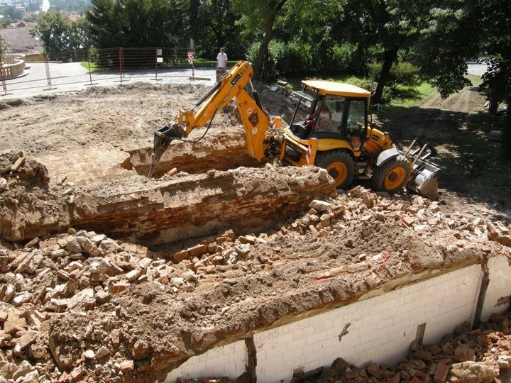 Búranie veľmi poškodeného barokového