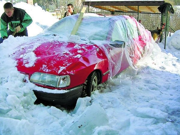 Vyslobodiť auto spod nánosov