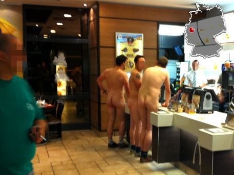 Takí hladní, že sa nestihli ani obliecť? Traja mladí muži prišli do McDonald´s v adamovom rúchu.