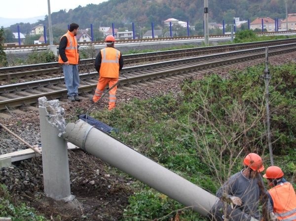 Padnuté trakčné vedenie ochromilo