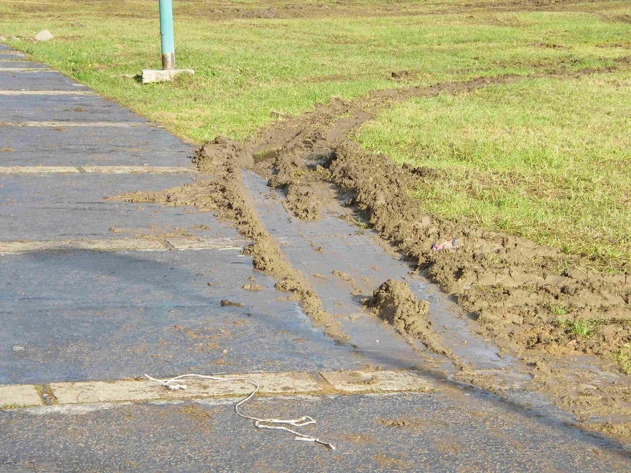 Mestské chodníky lemovala rozbitá