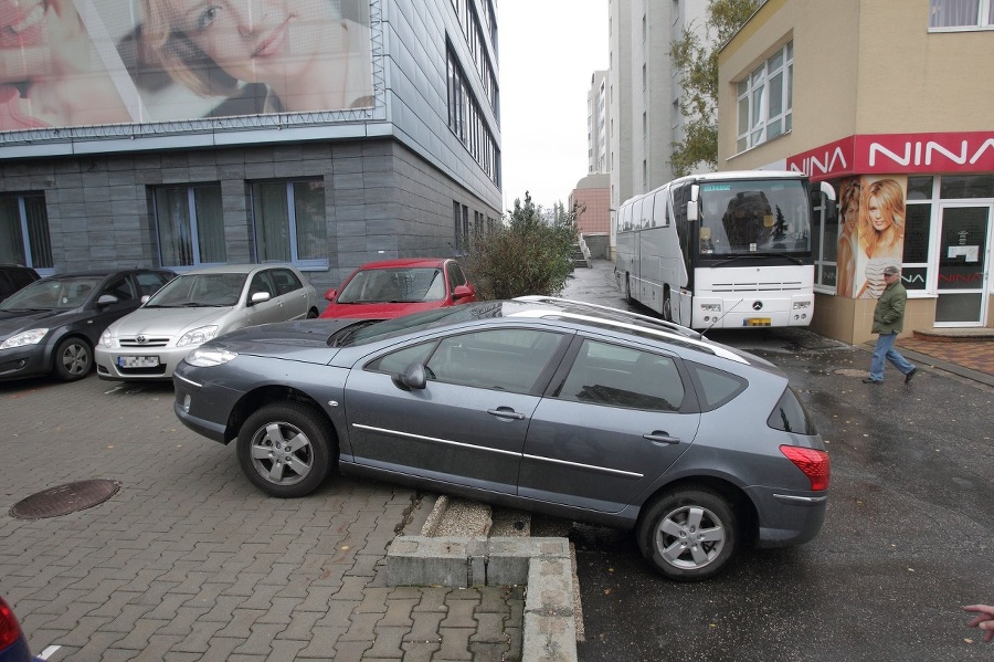 Neodhadol cúvanie, auto skončilo