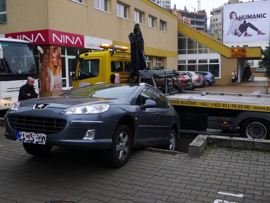 Neodhadol cúvanie, auto skončilo