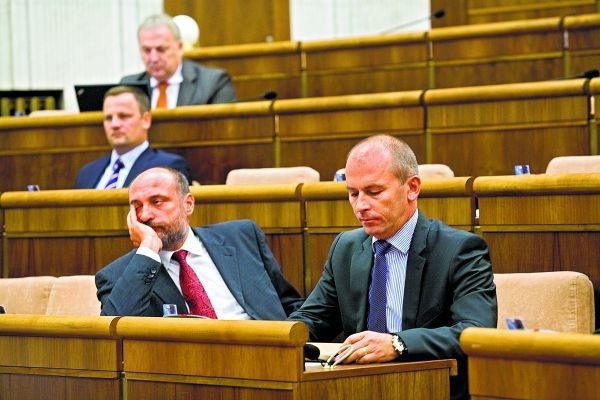 Aj poslanci Kužma a Kaník sa  do lavíc vrátia v polovici októbra.