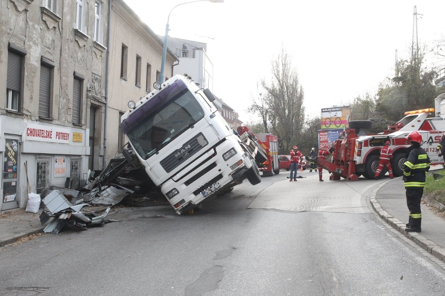 Na odstavený osobný automobil