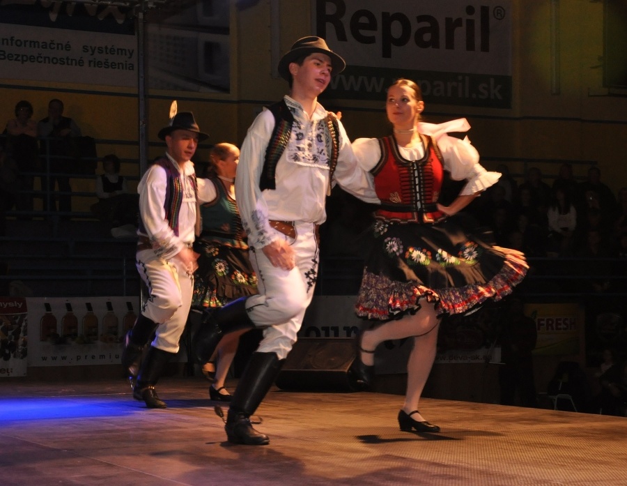 Tanečníci z folklórneho súboru