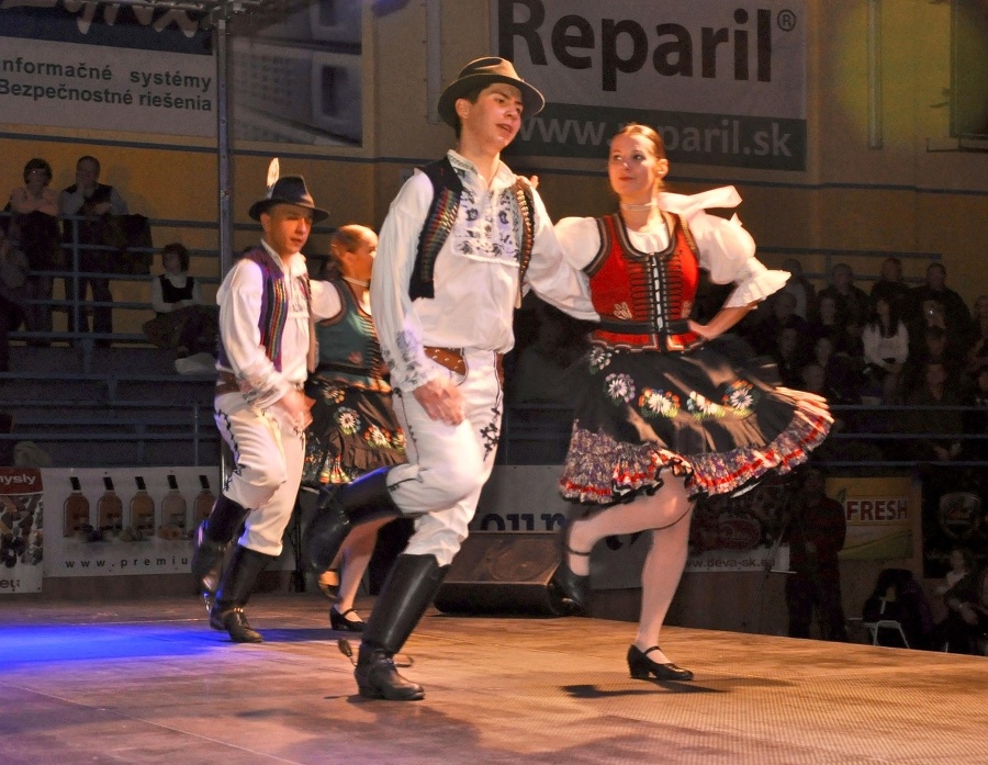 Tanečníci z folklórneho súboru