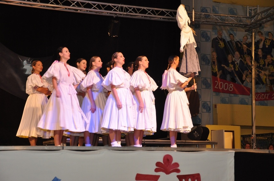 Tanečníci z folklórneho súboru