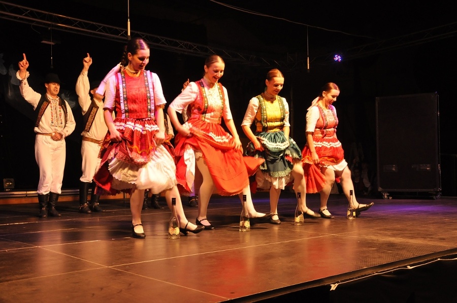 Tanečníci z folklórneho súboru