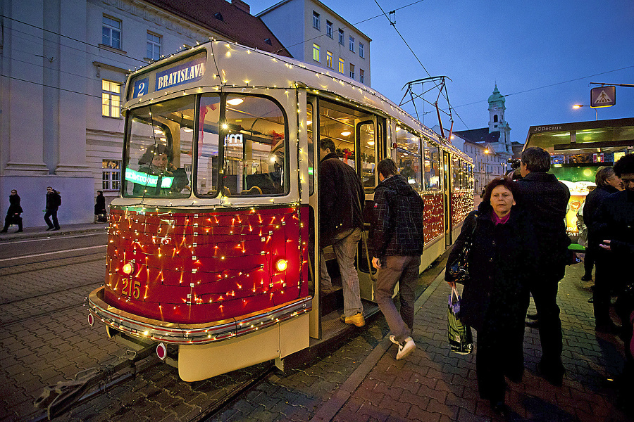 Historická električka dopĺňa vianočnú