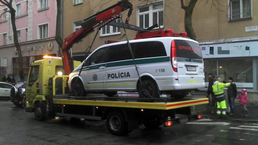 Auto bratislavských dopravných policajtov