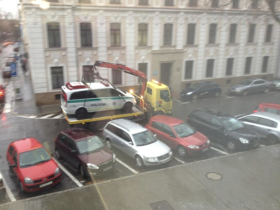 O pokazené auto bratislavských dopravákov sa postarala mestská odťahová služba.