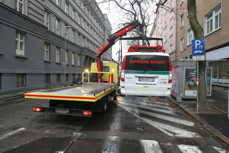 Pokazené auto bratislavských dopravákov odpratala mestská odťahová služba.