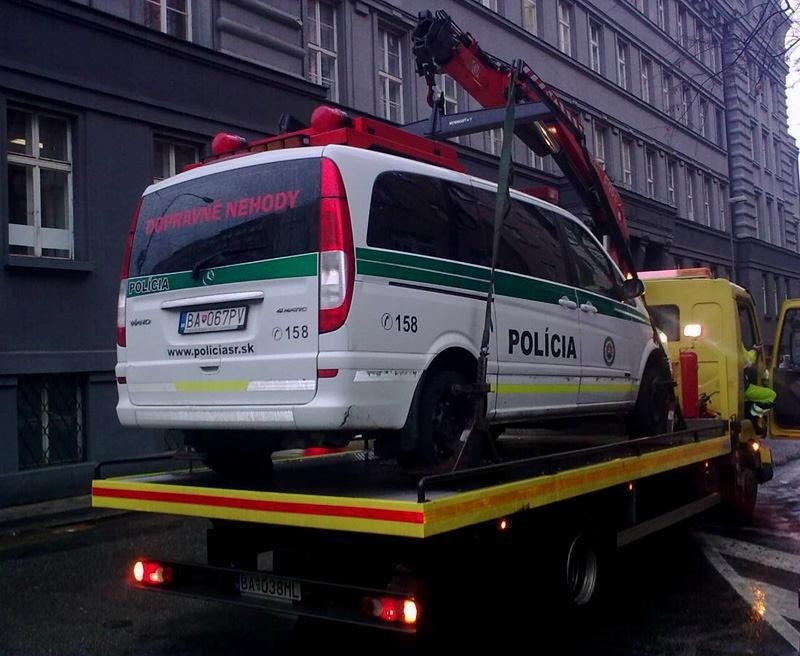 O odtiahnutie služobného vozidla požiadali samotní policajti.