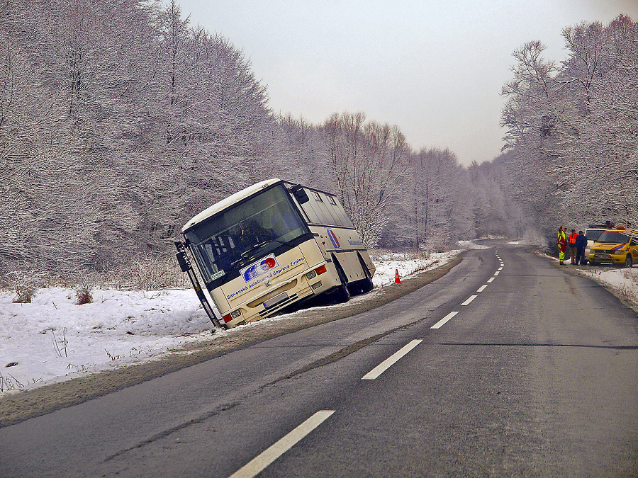 Pri Kozelníku skončil autobus