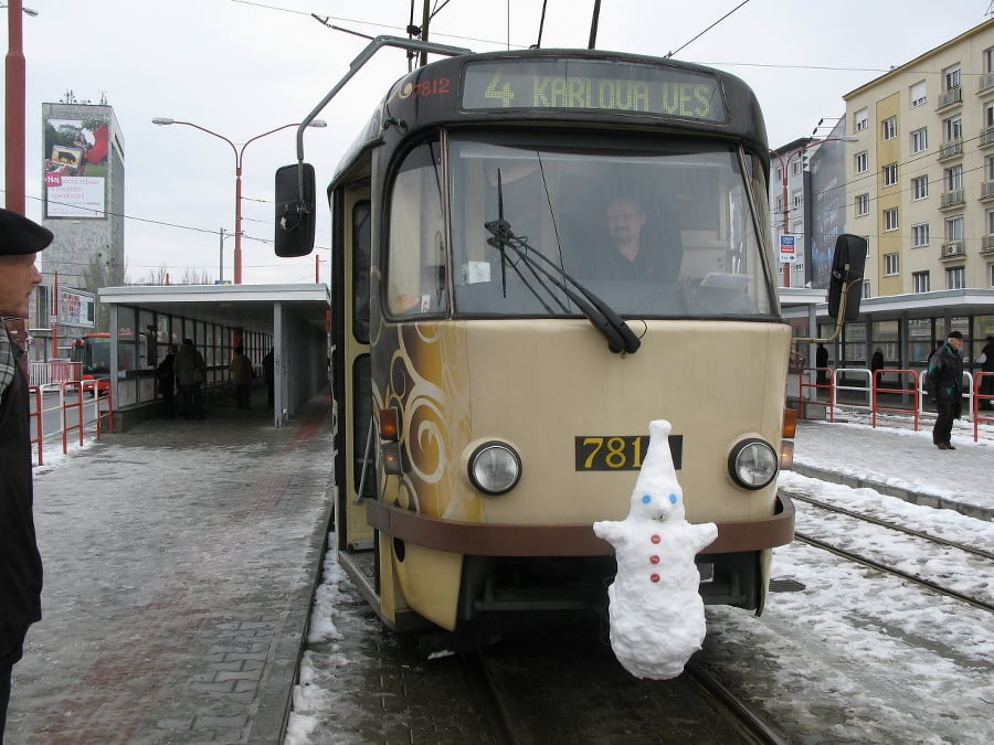 Šoférovi bratislavskej električky robí